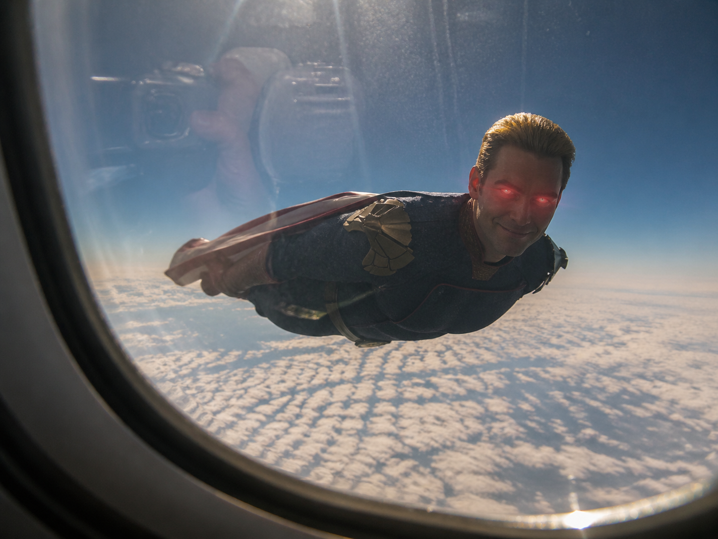 POV视角,从客机舷窗向外望去,黑袍纠察队的祖国人正在远处与飞机并肩飞行,与镜头直接对视,面带微笑但压迫感十足,眼睛散发红光。画面由手机拍摄,带有轻微抖动、曝...